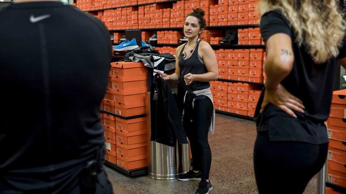 Una vendedora en una tienda Nike
