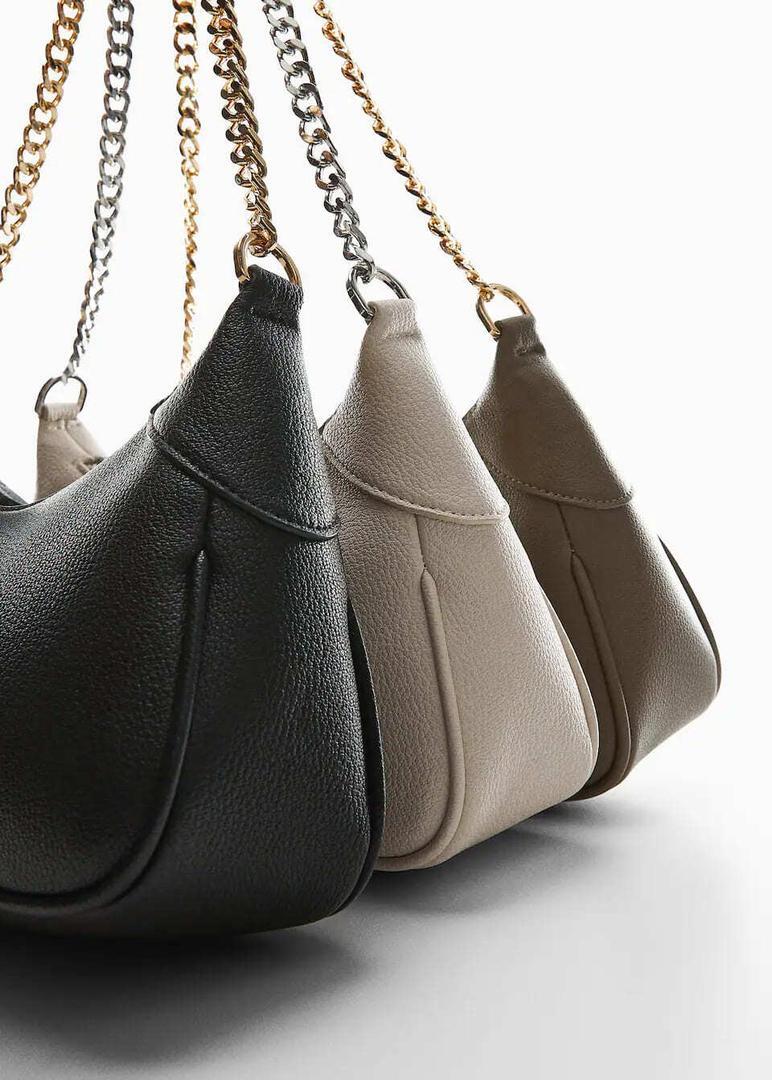 Bolso bandolera con cadena de color caqui de Mango