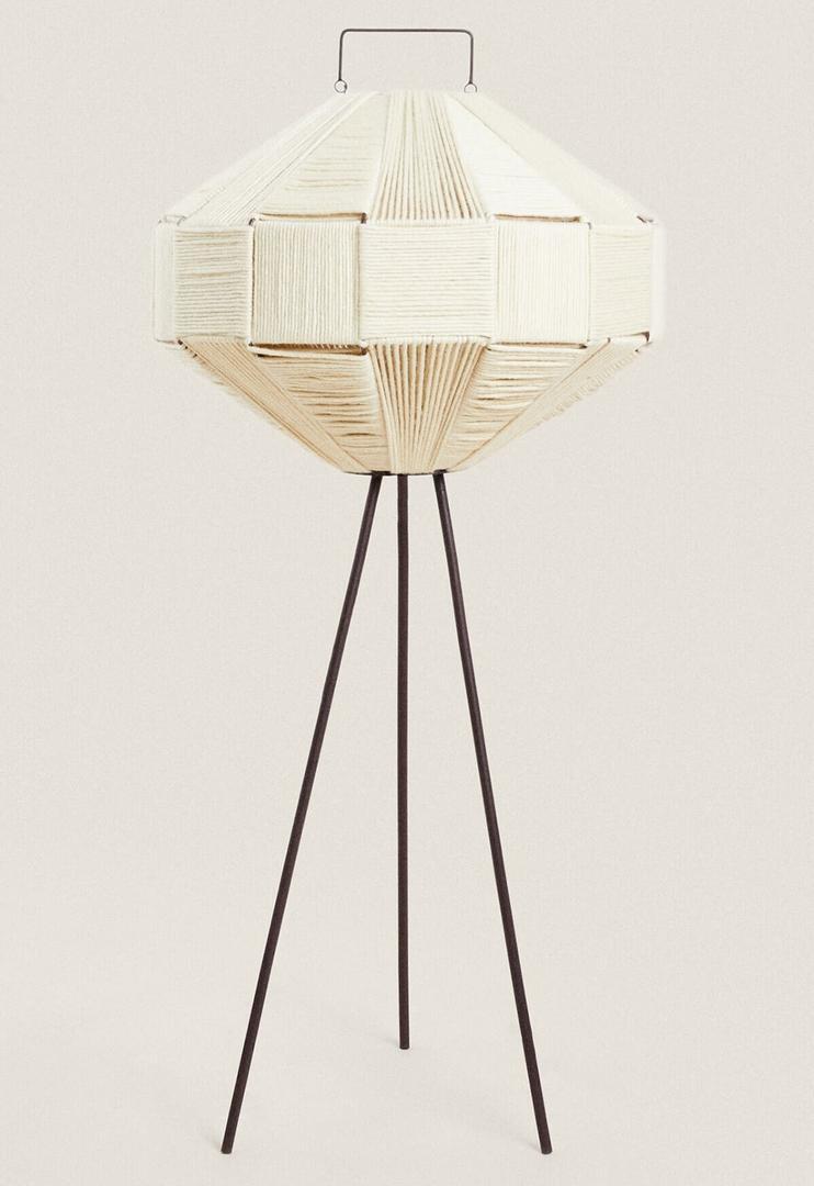 Lámpara de pie de lana trenzada en Zara Home