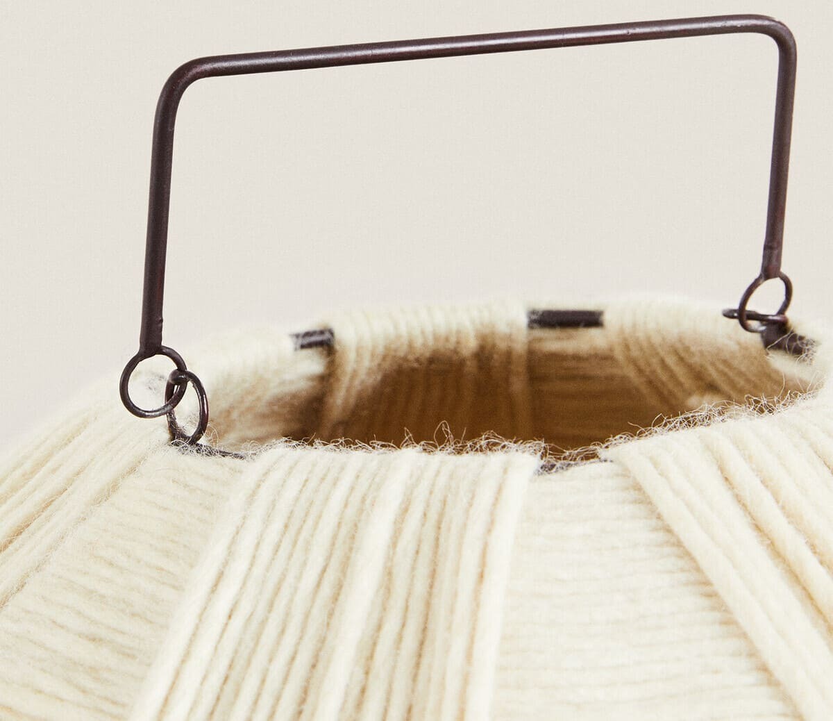 Lámpara de pie de lana trenzada en Zara Home