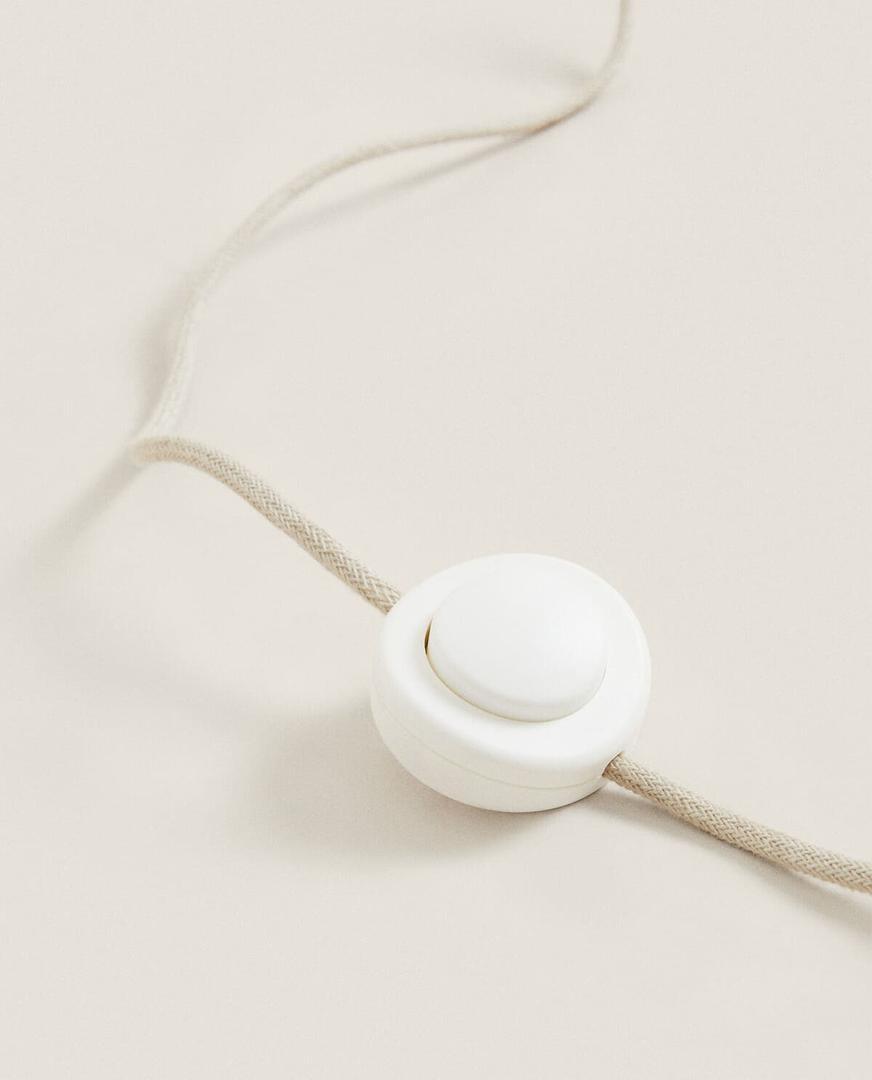 Lámpara de pie de lana trenzada en Zara Home