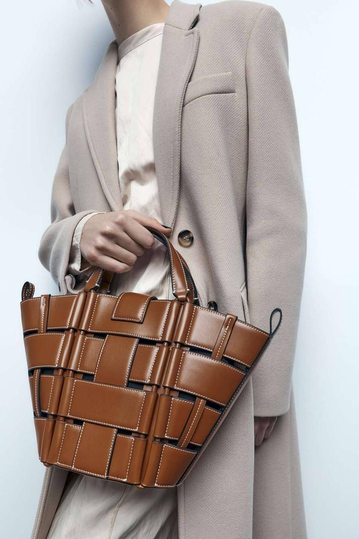 Bolso mini shopper con pespuntes a contraste de Zara