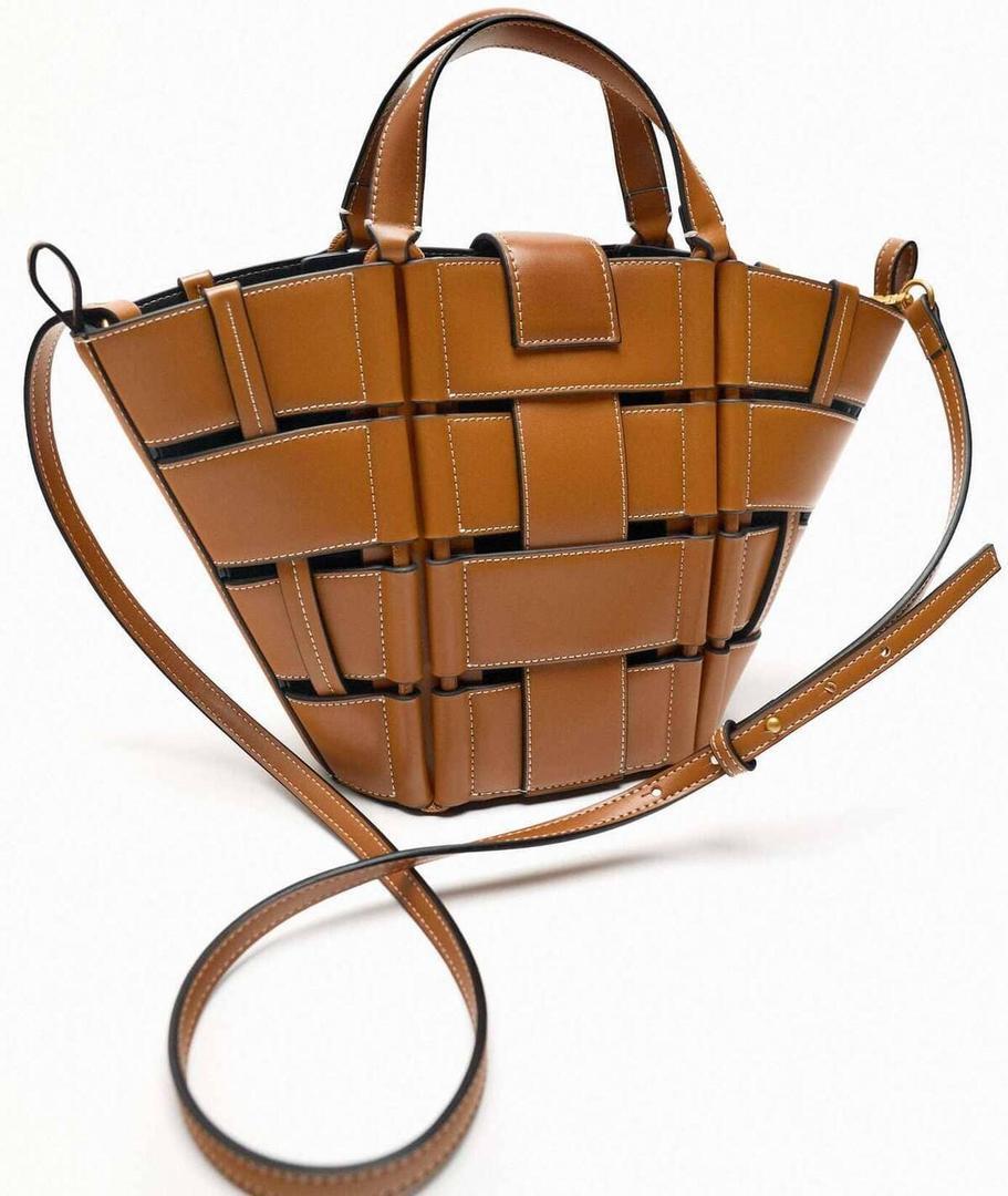 Bolso mini shopper con pespuntes a contraste de Zara