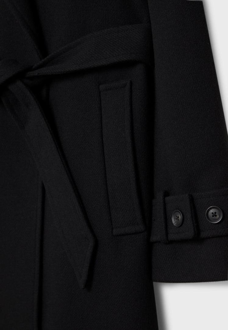 Abrigo de paño negro con cinturón de Stradivarius