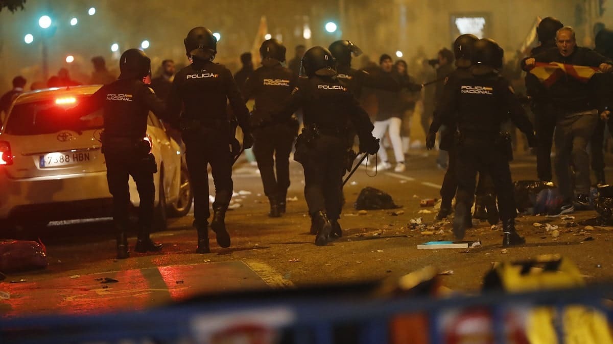 Antidisturbios empleándose a fondo para dispersar a los manifestantes