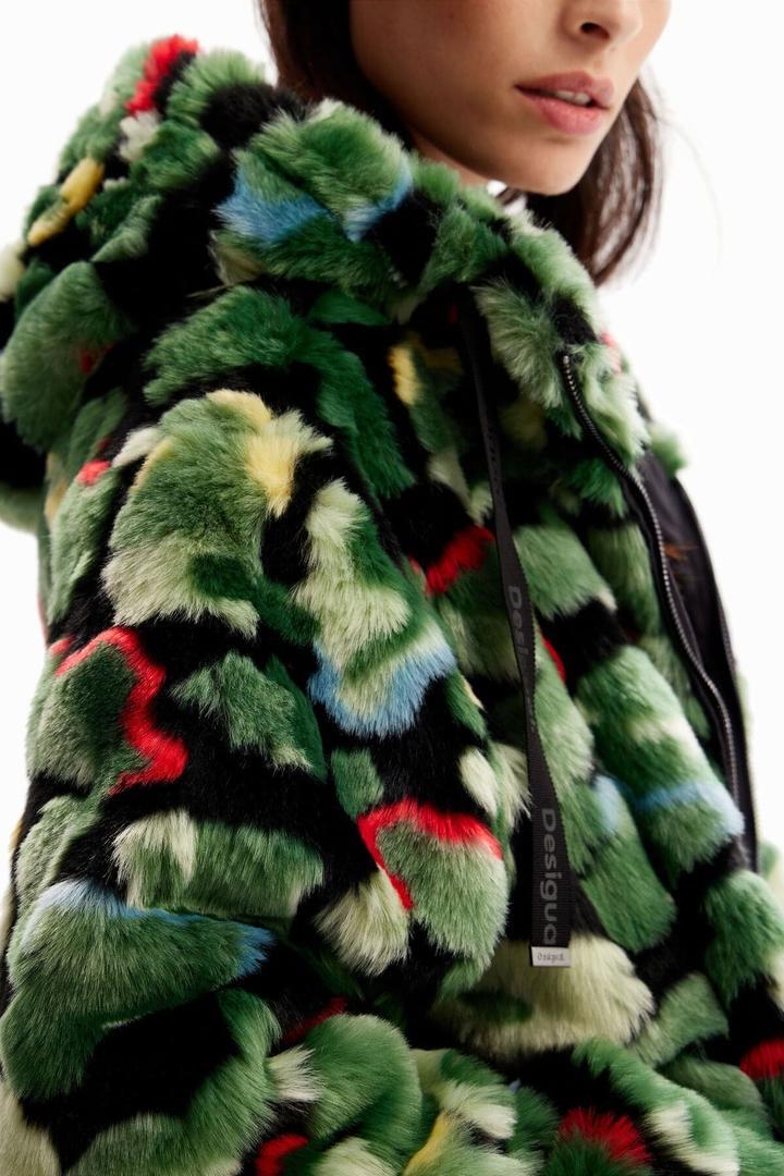 Chaqueta camo con efecto pelo de mujer de Desigual