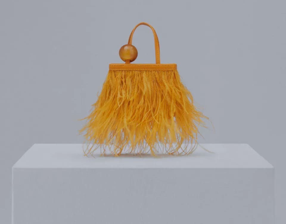 Bolso de piel con adorno de plumas de Mango