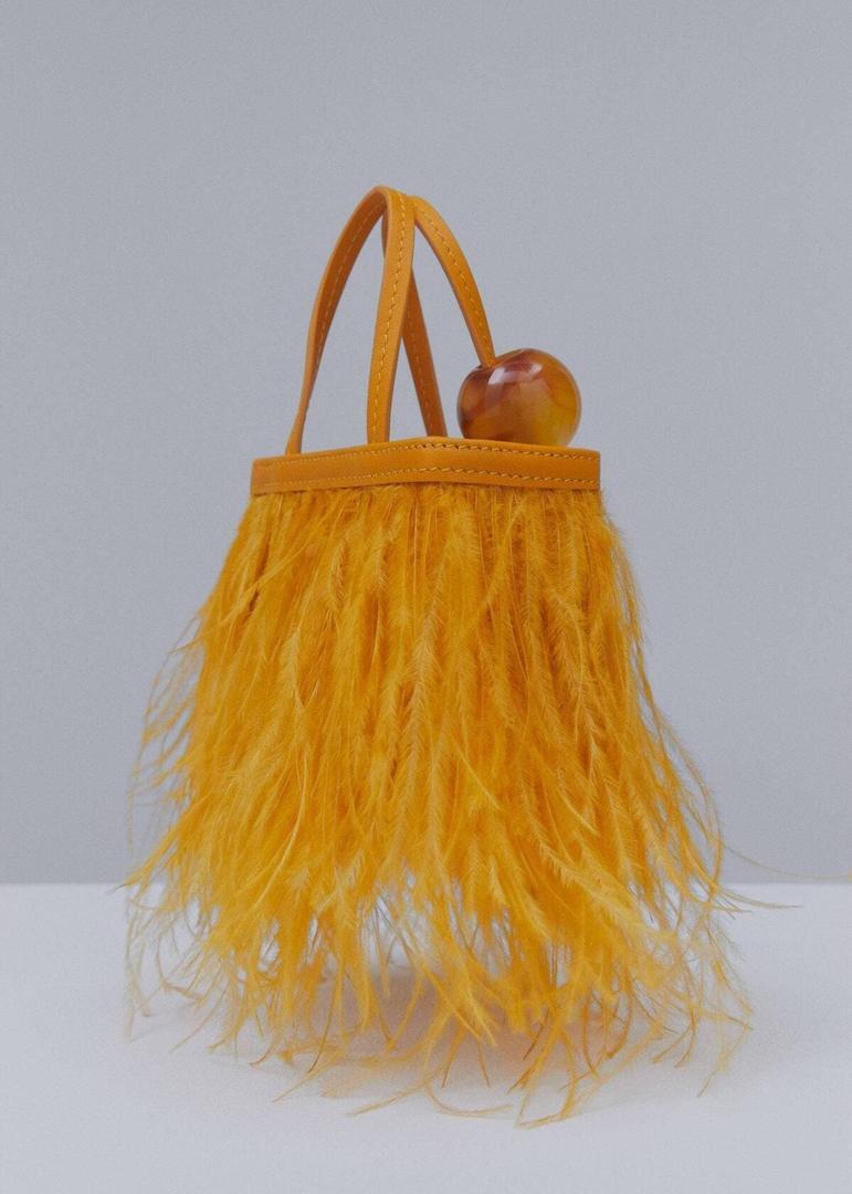 Bolso de piel con adorno de plumas de Mango
