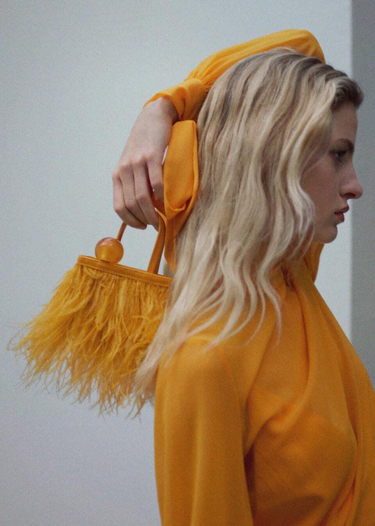 Bolso de piel con adorno de plumas de Mango