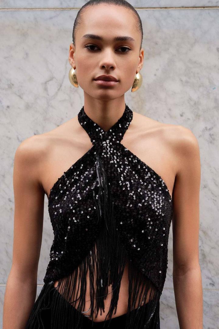 Mono halter con lentejuelas y flecos de Zara