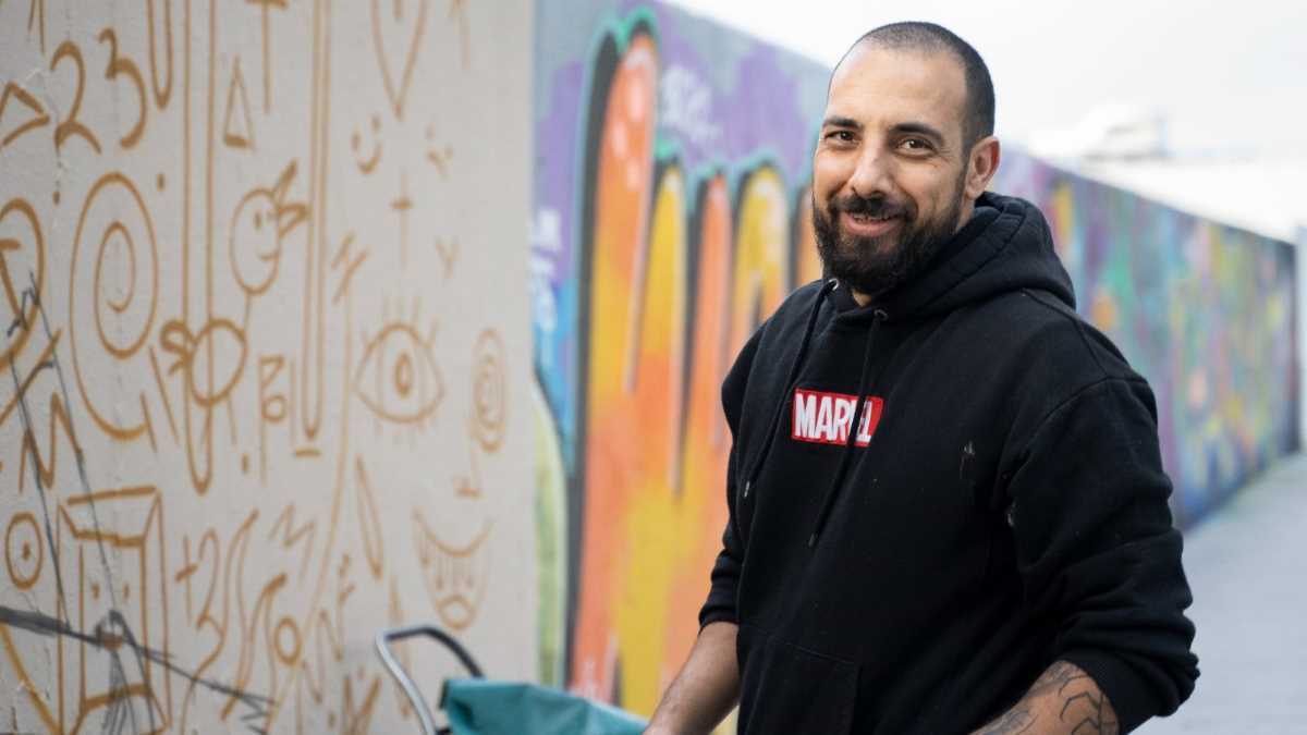 Pol Tattoo haciendo su nuevo grafiti en Jerez | El MIRA