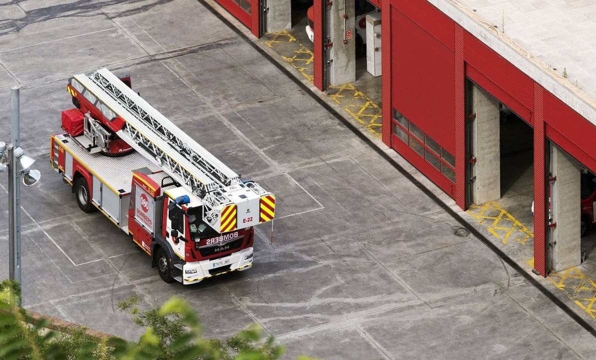 Un camión de bomberos en el lugar de los hechos