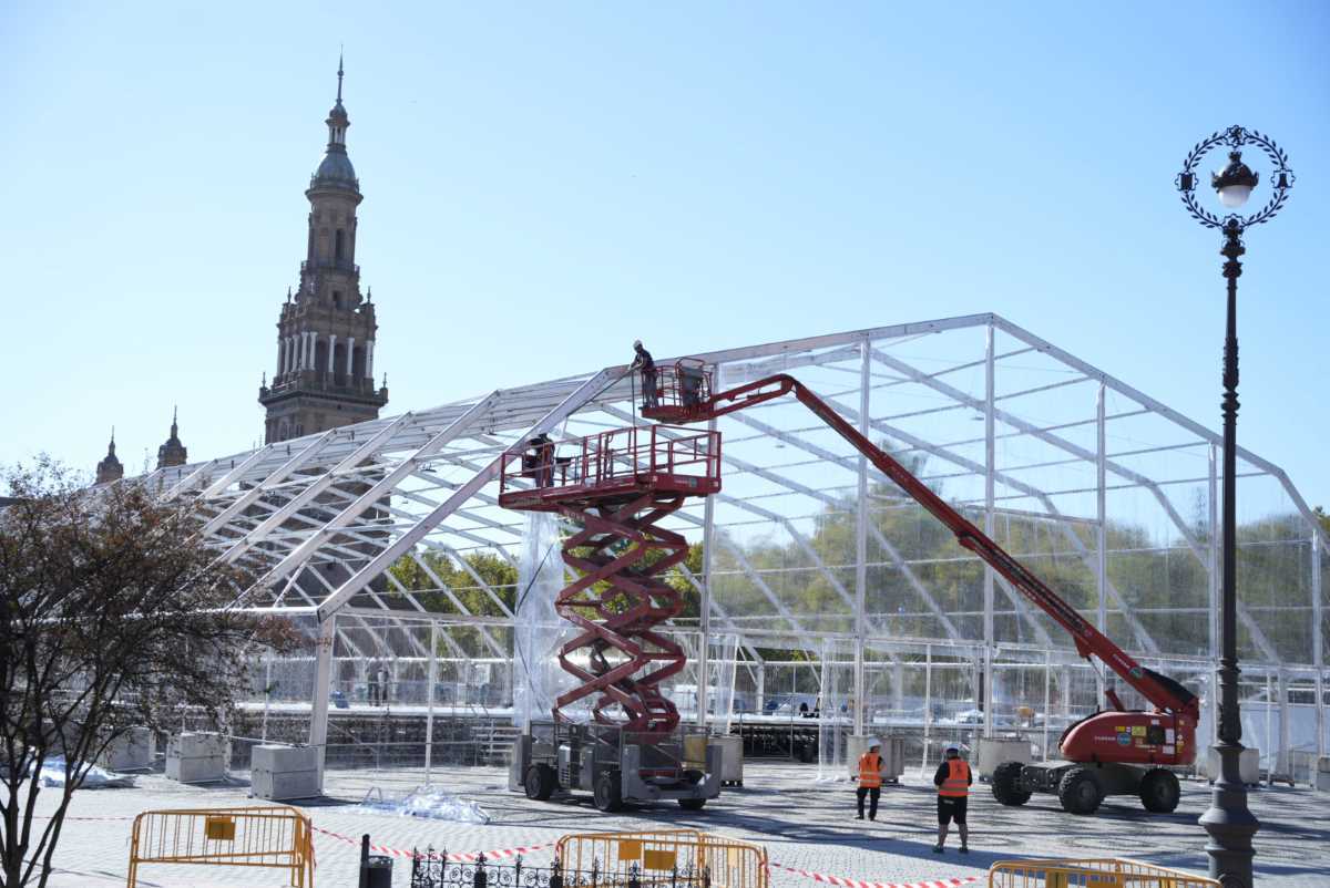 Instalación de la carpa en la Plaza de España