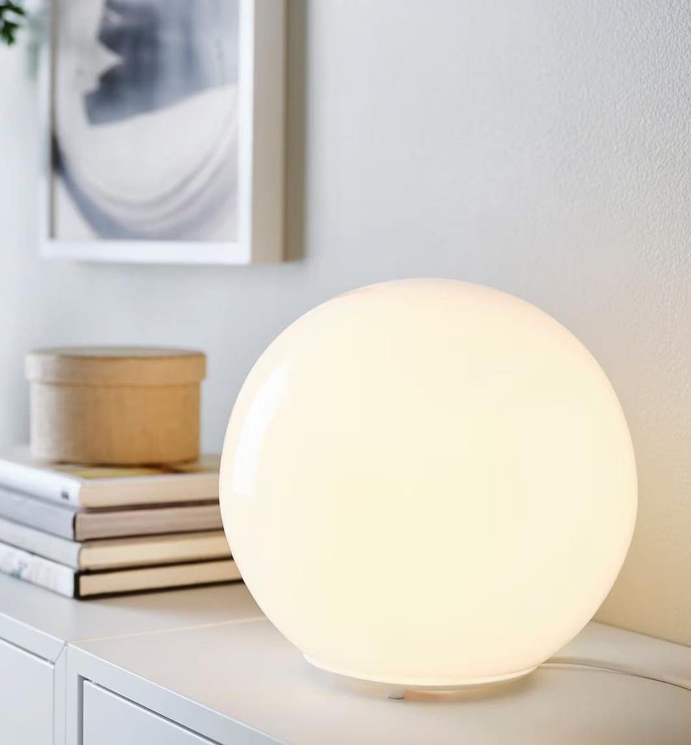 Lámpara de mesa modelo FADO de Ikea