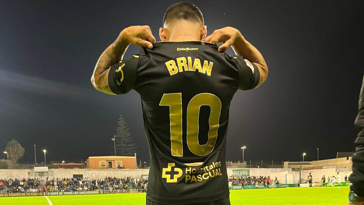 Brian Ocampo justo antes de saltar al campo tras más de nueve meses sin jugar | Cádiz CF