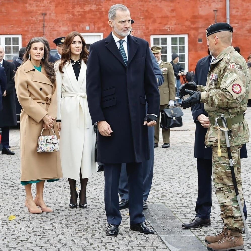 La Reina Letizia visita Rigshospitalet luciendo un abrigo de paño en color camel. Foto vía Instagram: @casarealdeespana