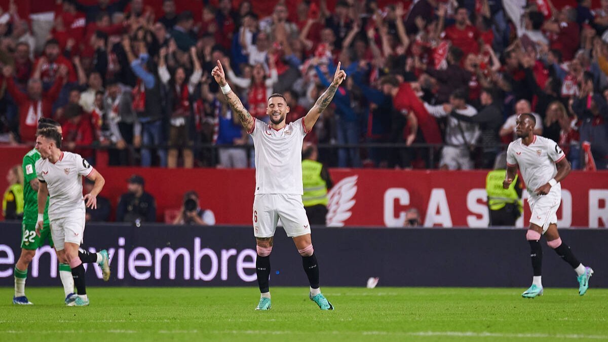 Nemanja Gudelj celebra el gol de Ivan Rakitic en el Sevilla FC - Real Betis | Salvador López Medina para El MIRA