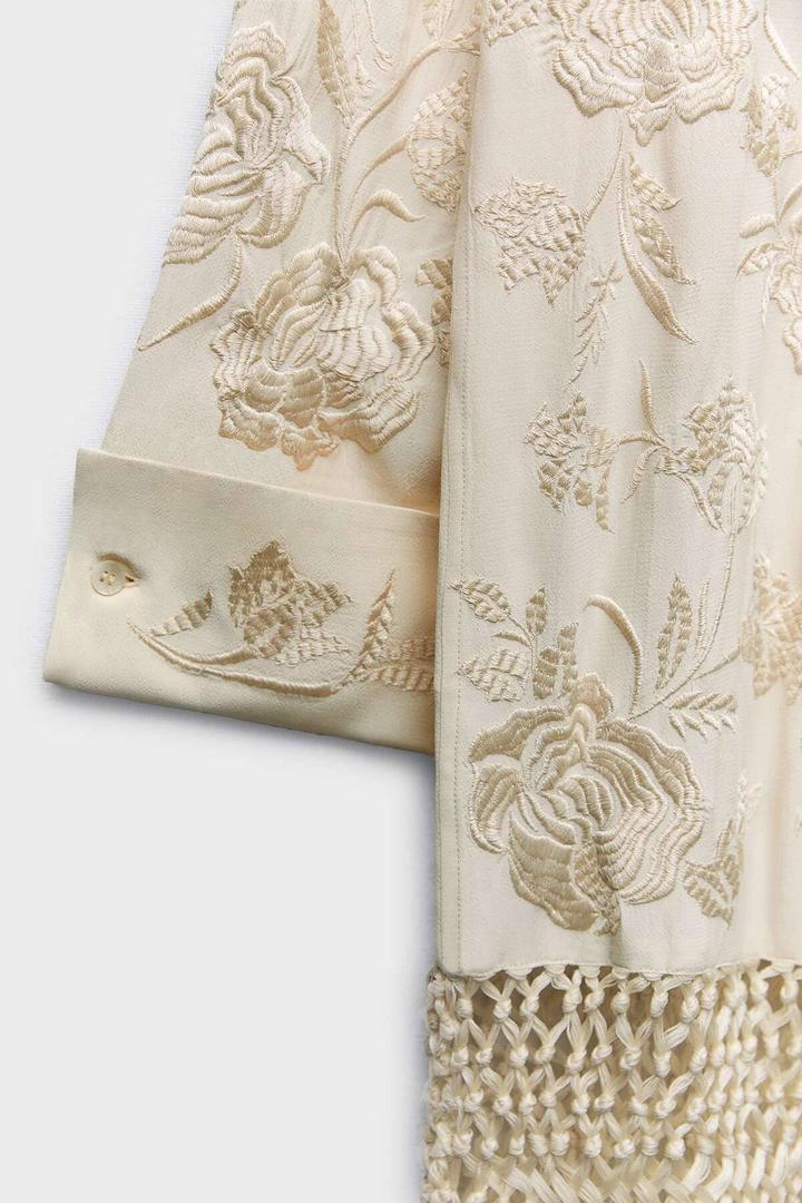 Vestido de macramé con bordados de edición limitada en Zara