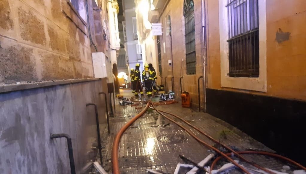Bomberos intervienen en la calle Marqués de Cádiz