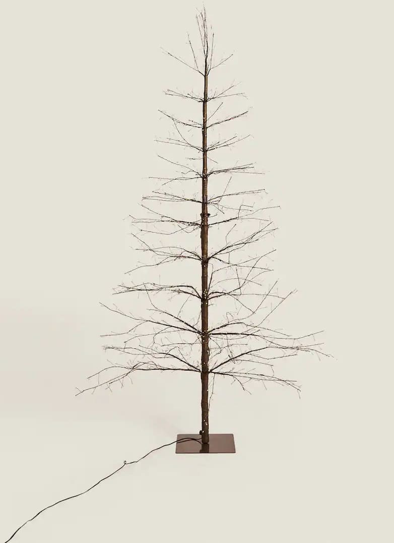 Árbol de Navidad con luz LED de 1,8 metros en Zara Home