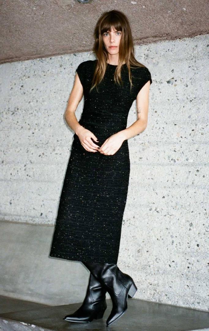 Vestido brillo hilo metalizado de Zara