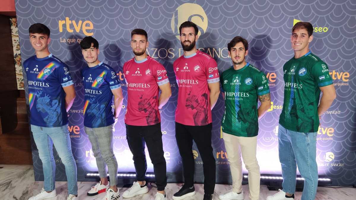 Los jugadores del Xerez Deportivo FC con las camisetas dedicadas a Lola Flores