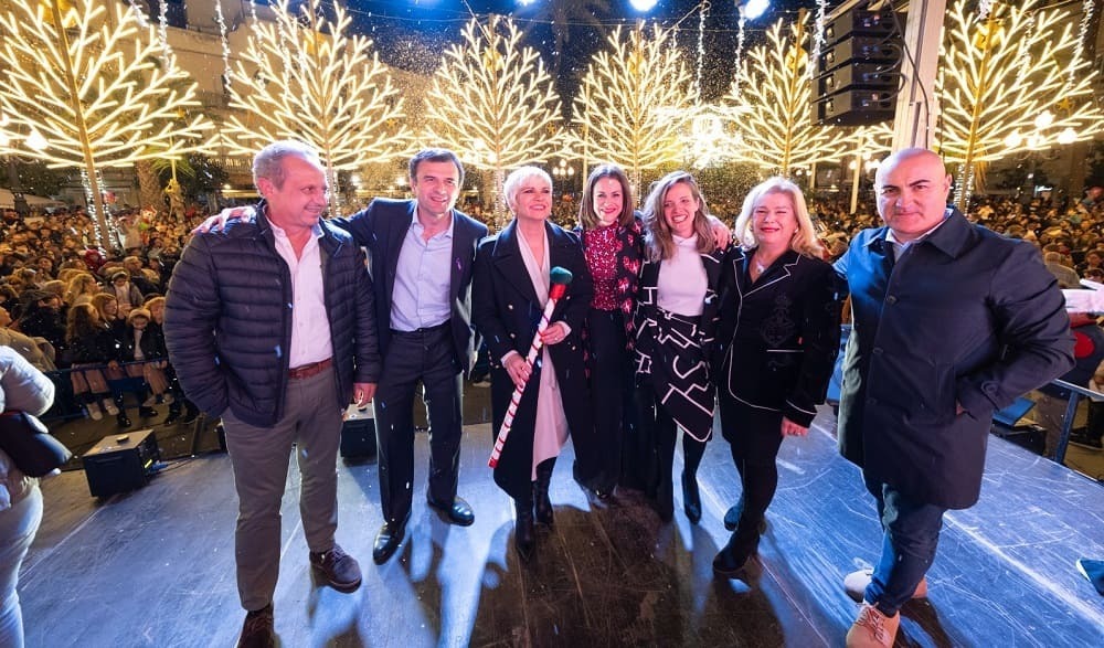 Miembros del Equpo de Gobierno, junto a la cantante Pasión Vega