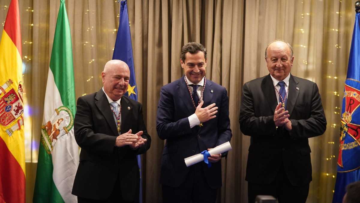 Juanma Moreno en la III edición del Premio de Investigación Universidad de Málaga-Institución Científica Carlomagno a Gloria Corpas
