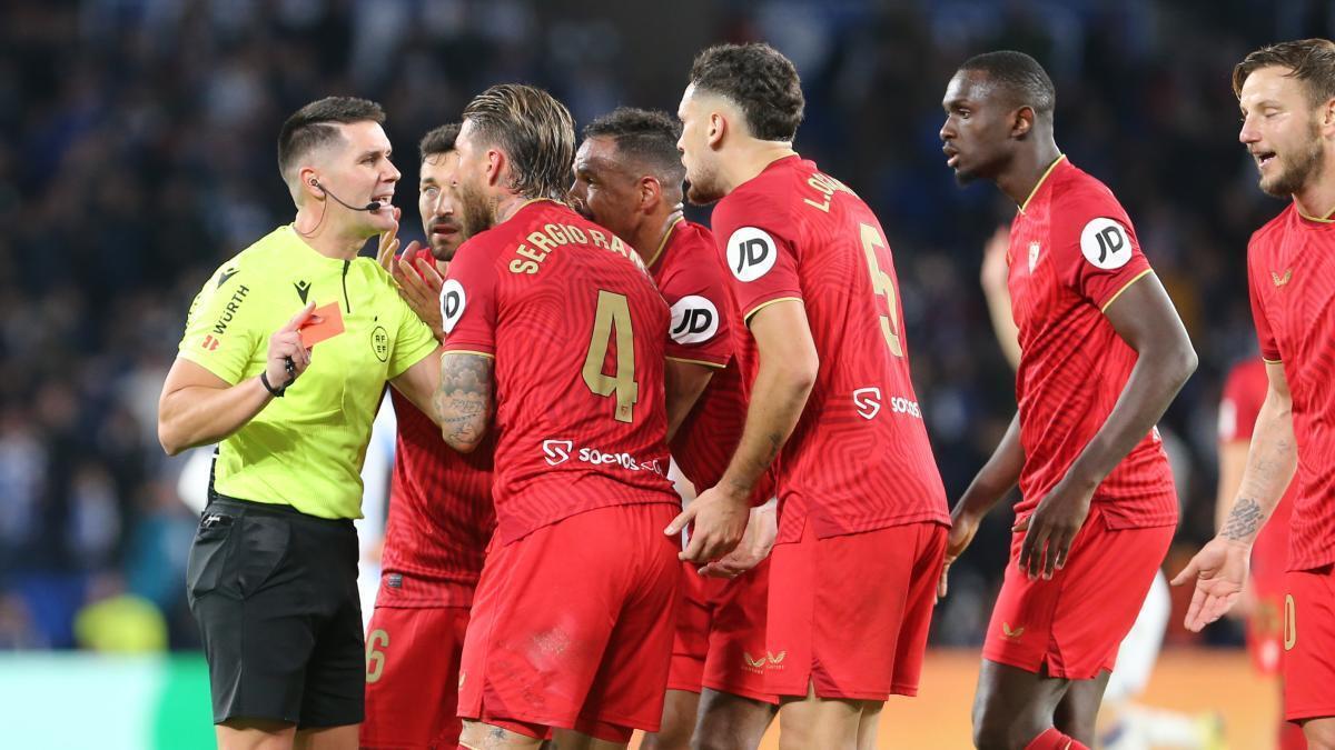 Los jugadores del Sevilla FC protestan tras la expulsión de Sergio Ramos