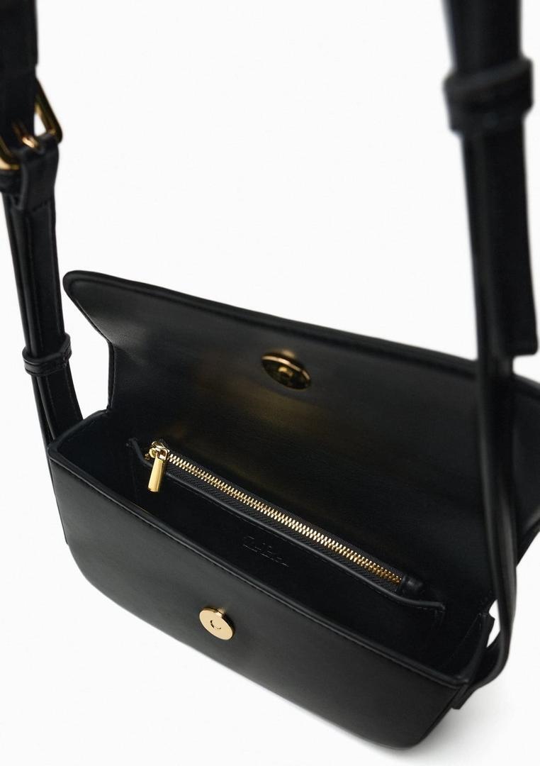 Bolso de hombro negro con hebilla dorada de Zara