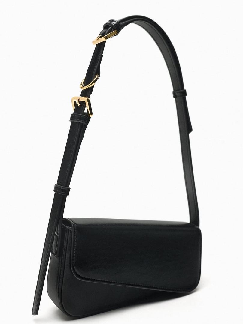 Bolso de hombro negro con hebilla dorada de Zara