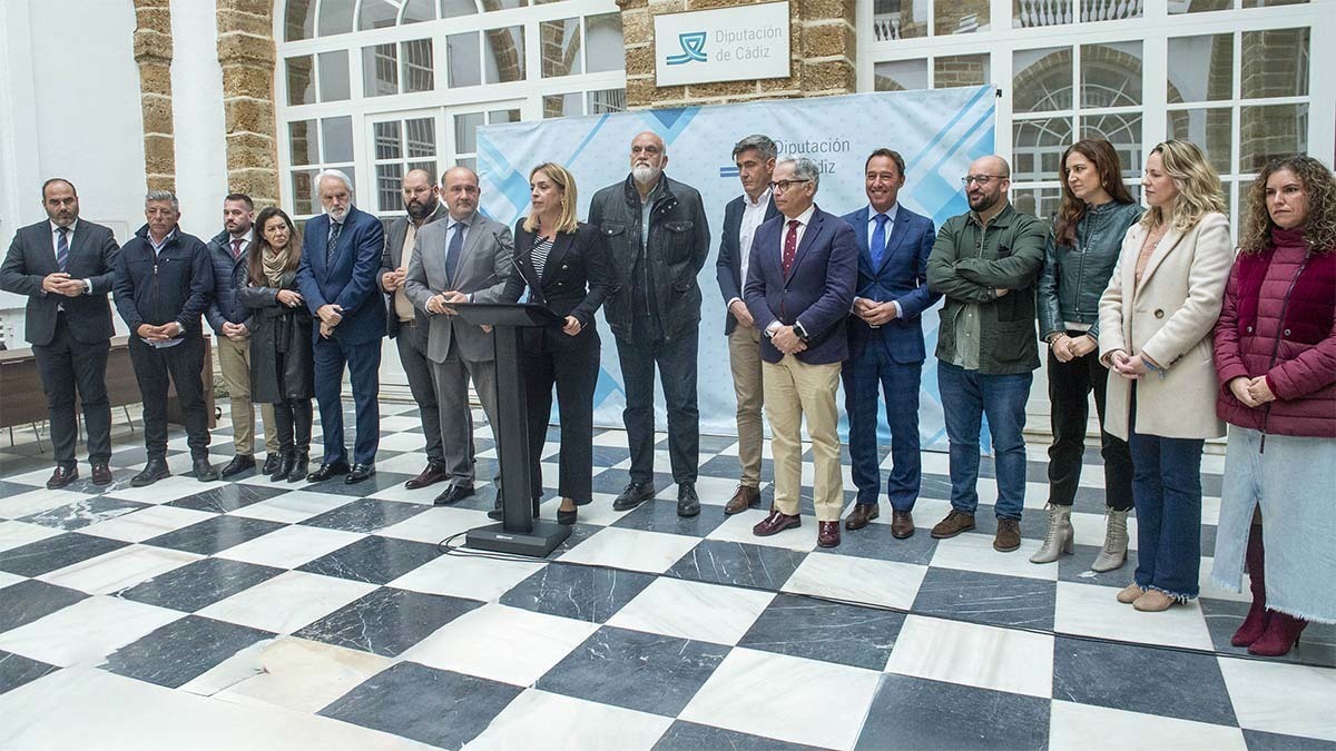 Almudena Martínez comparece ante los medios respaldada por los diputados provinciales