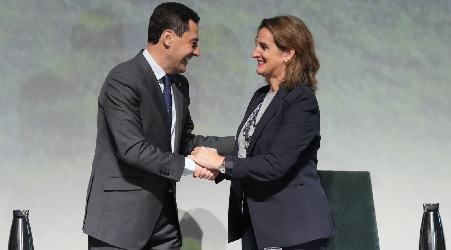 El presidente de la Junta de Andalucía, Juanma Moreno sella el acuerdo con la ministra de Transición Ecológica, Teresa Ribera
