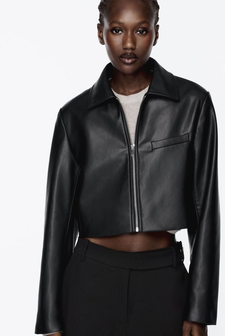Cazadora crop efecto piel negra de Zara