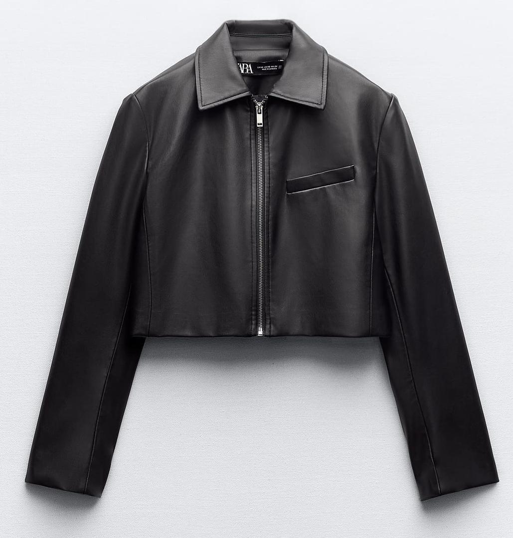 Cazadora crop efecto piel negra de Zara