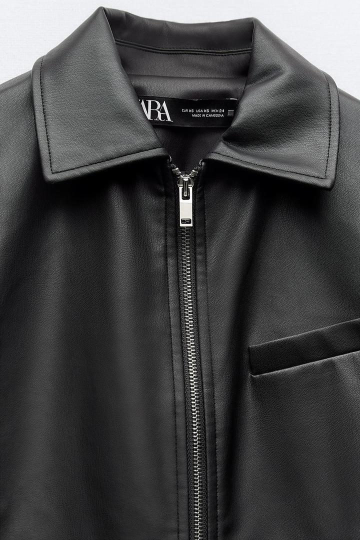 Cazadora crop efecto piel negra de Zara