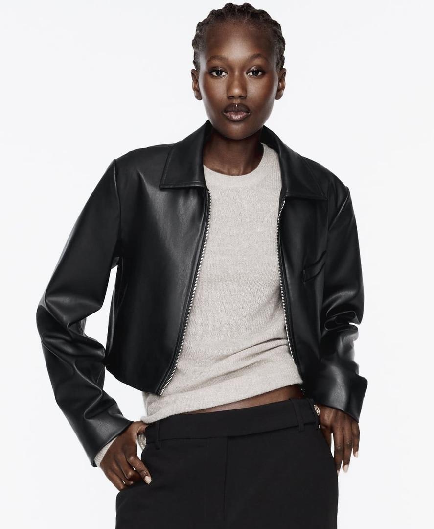 Cazadora crop efecto piel negra de Zara