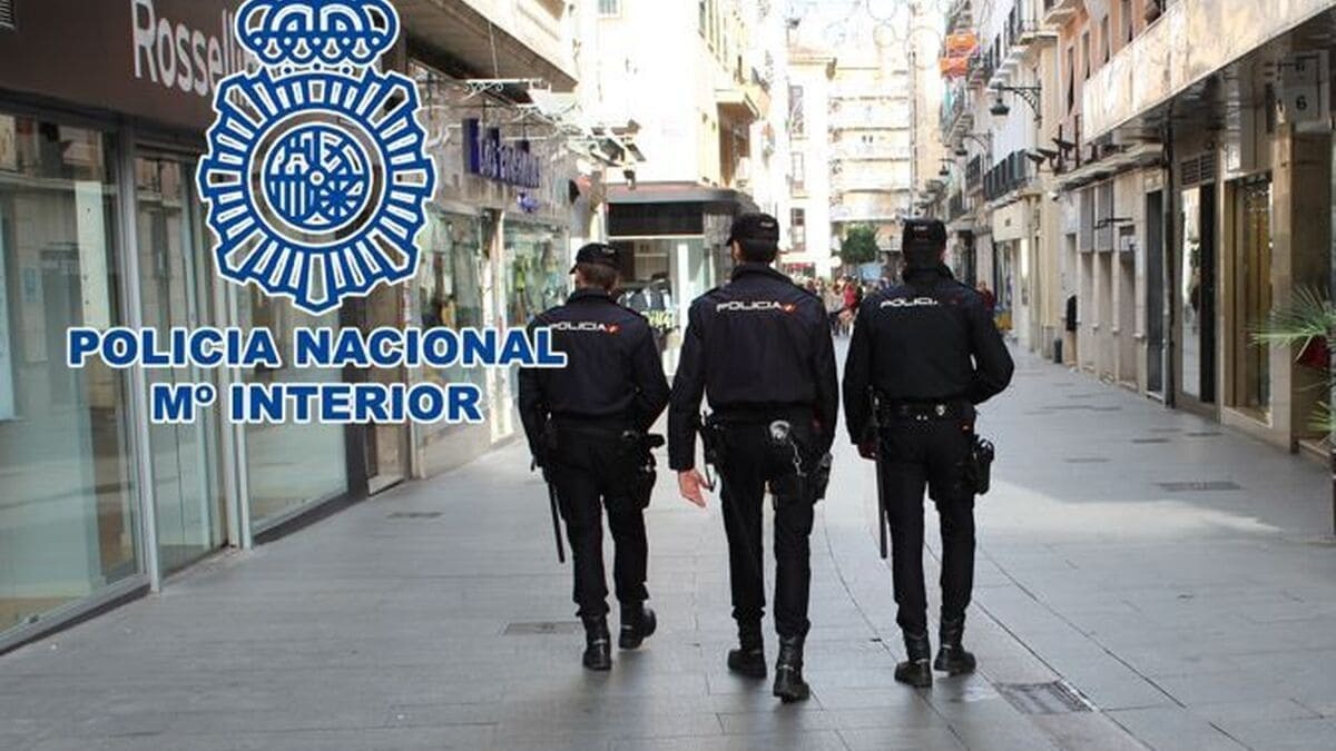 Policías nacionales patrullan por Granada