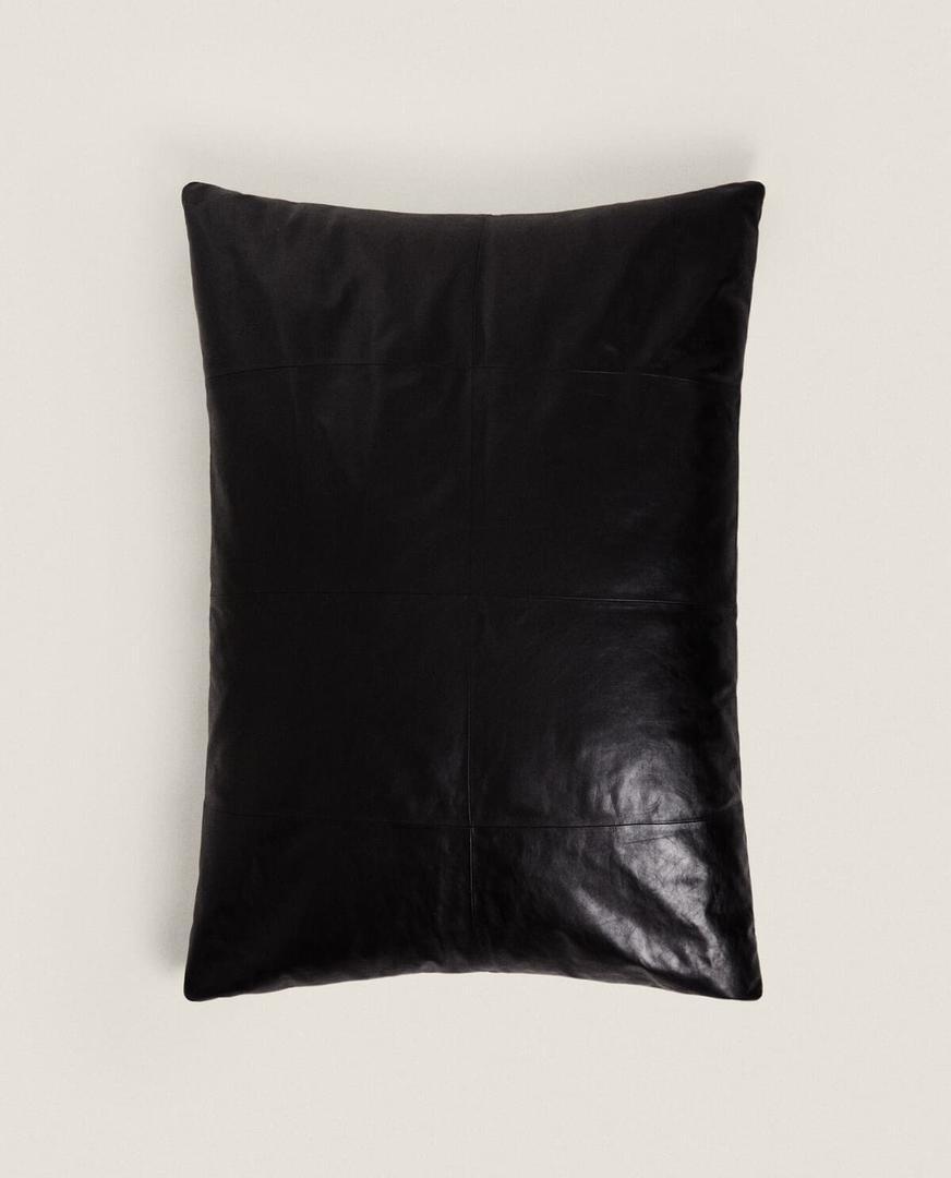 Puff de piel con costuras de la Colección Música de Zara Home