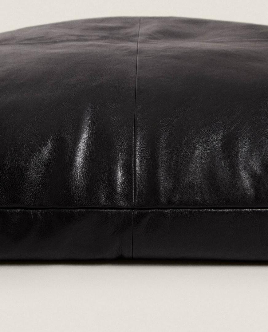 Puff de piel con costuras de la Colección Música de Zara Home