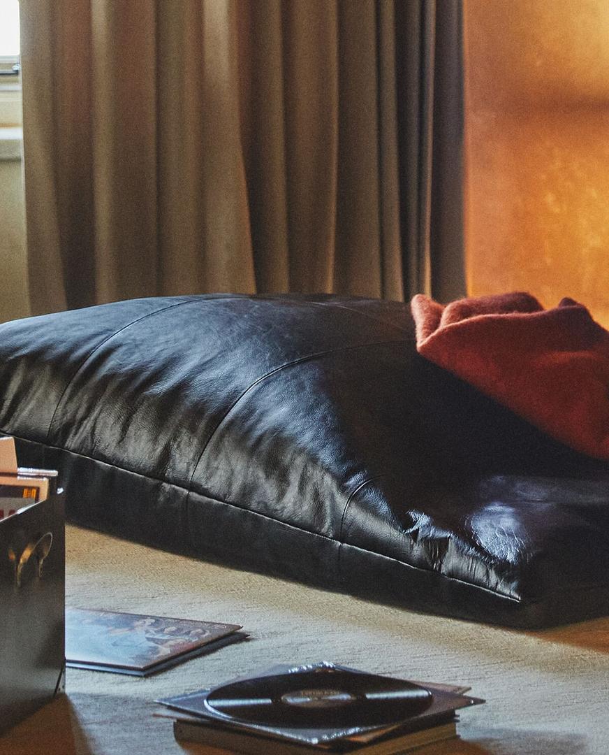 Puff de piel con costuras de la Colección Música de Zara Home