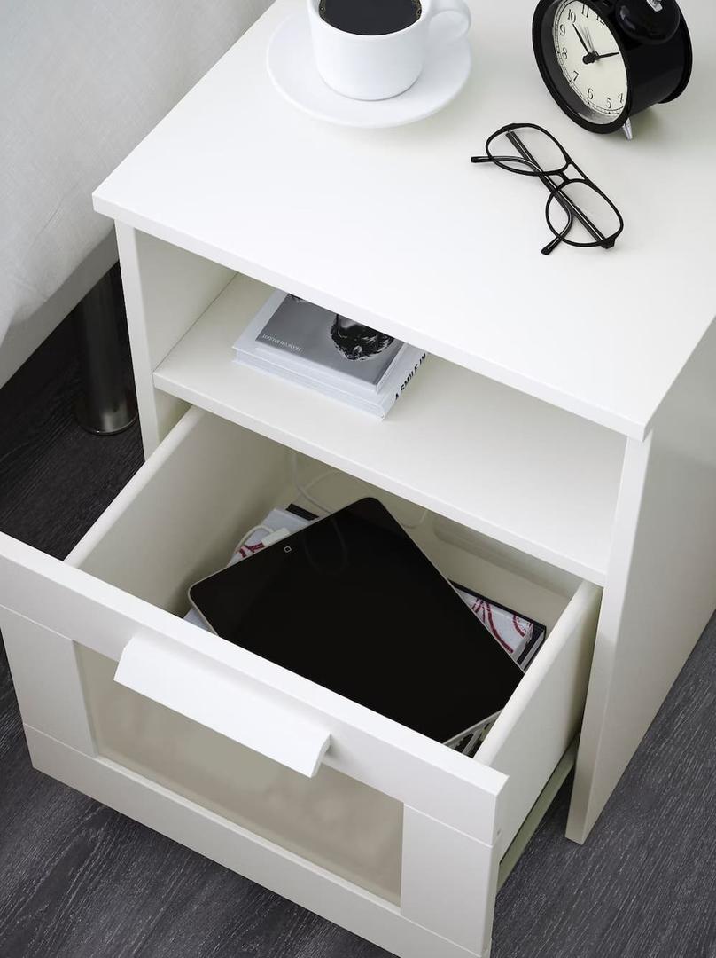 BRIMNES Mesita de noche de color blanco en Ikea