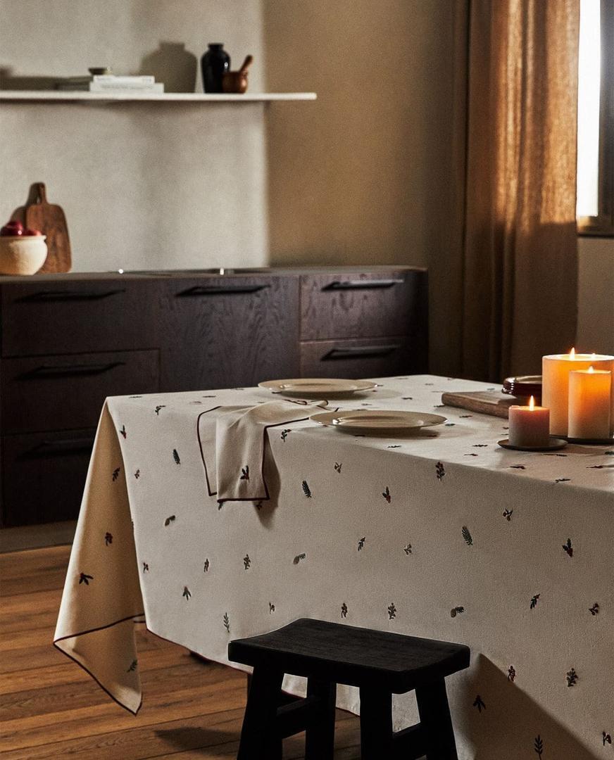 Mantel de algodón con bordado de ramas de navidad