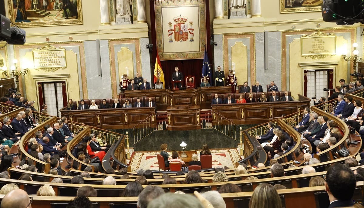 El Rey Felipe VI se dirige al hemiciclo