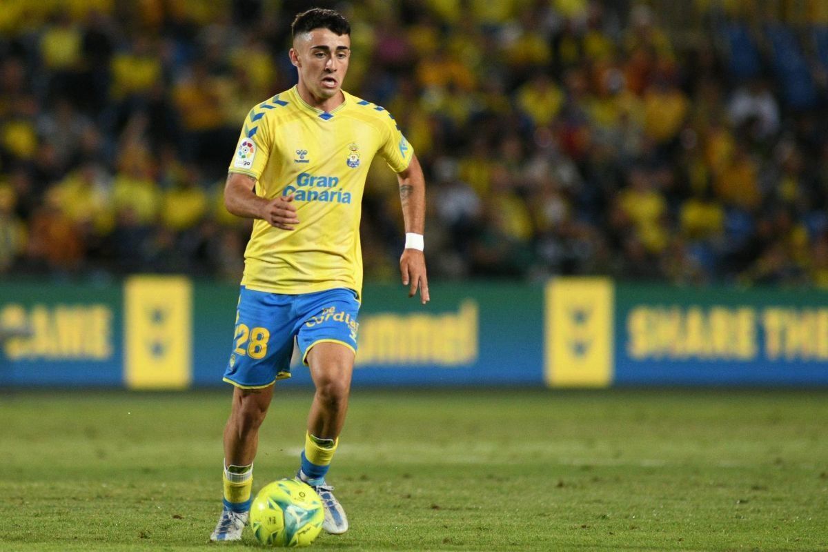 Alberto Moleiro conduce el balón en un partido con la UD Las Palmas