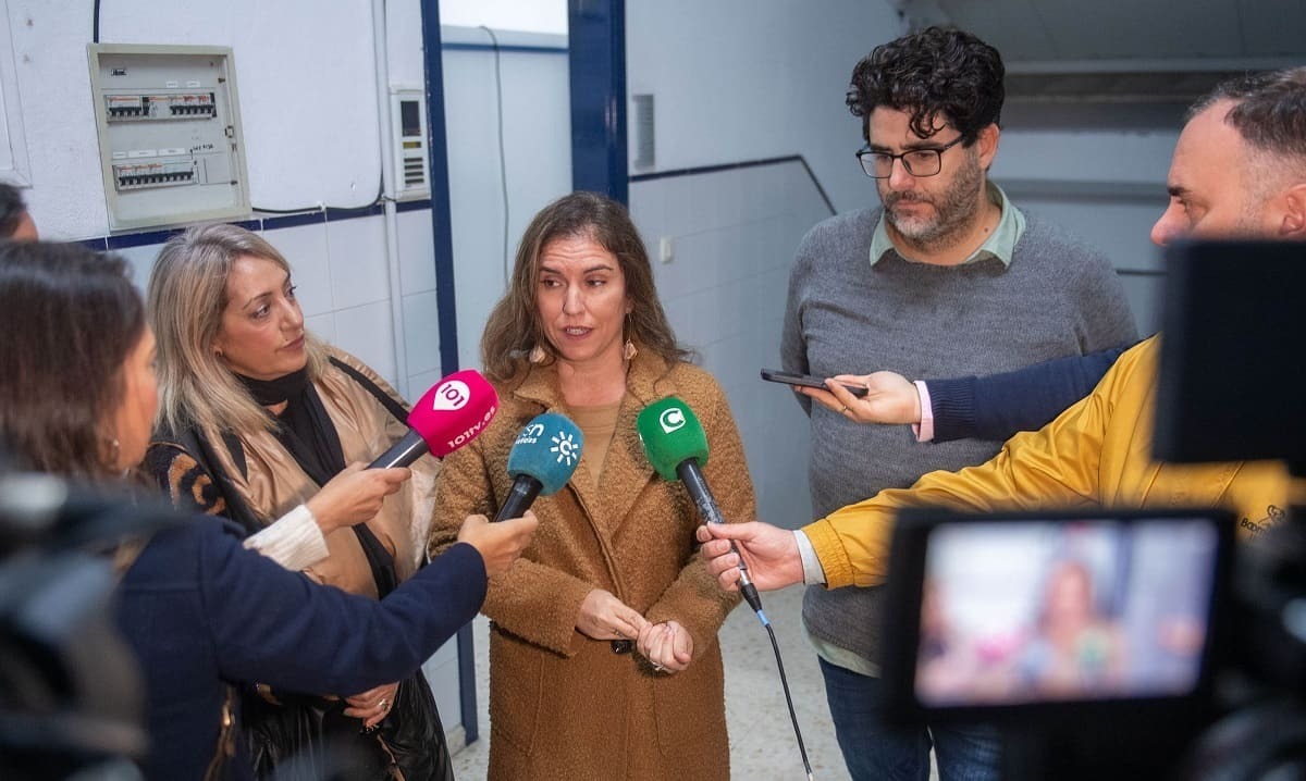 Un momento de la visita de la diputada de Igualdad Susana Sánchez Toro al IES San Severiano