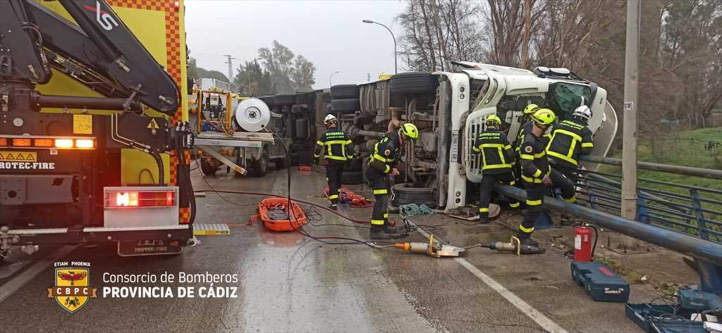 Intervención de los bomberos en el accidente