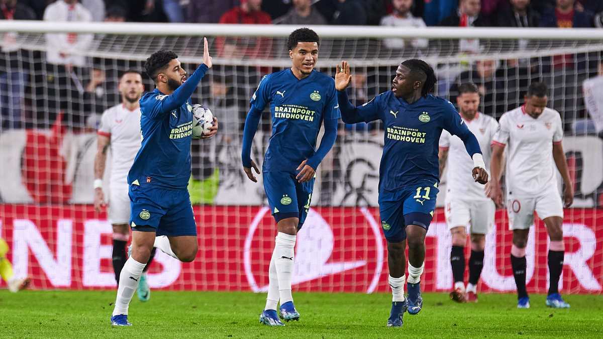 Los jugadores del PSV celebran su gol al Sevilla | Foto: Salvador López para El MIRA