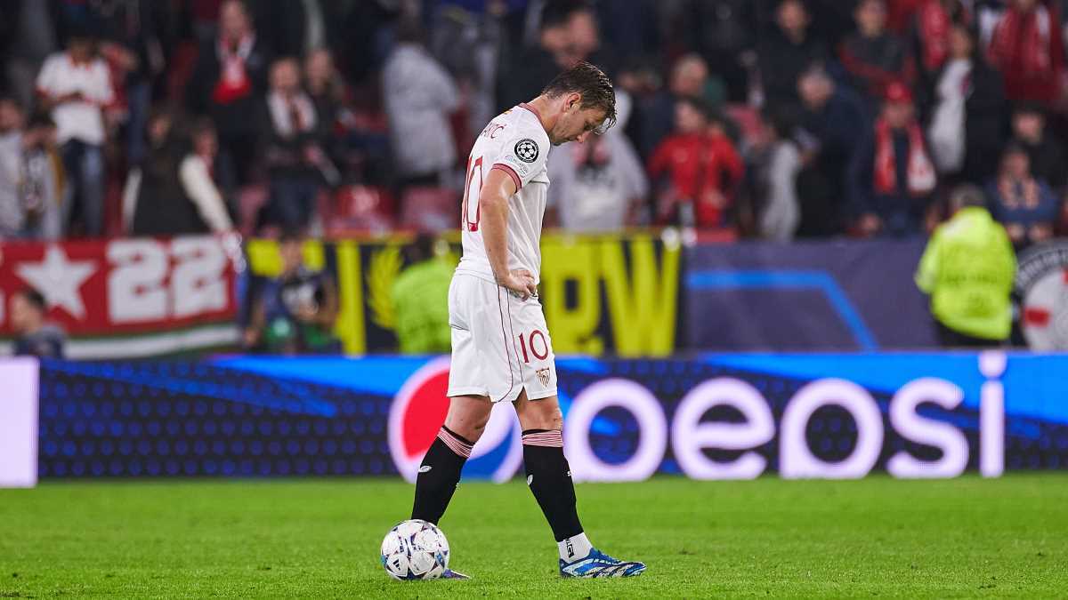 Rakitic desolado tras caer ante el PSV | Foto: Salvador López para El MIRA