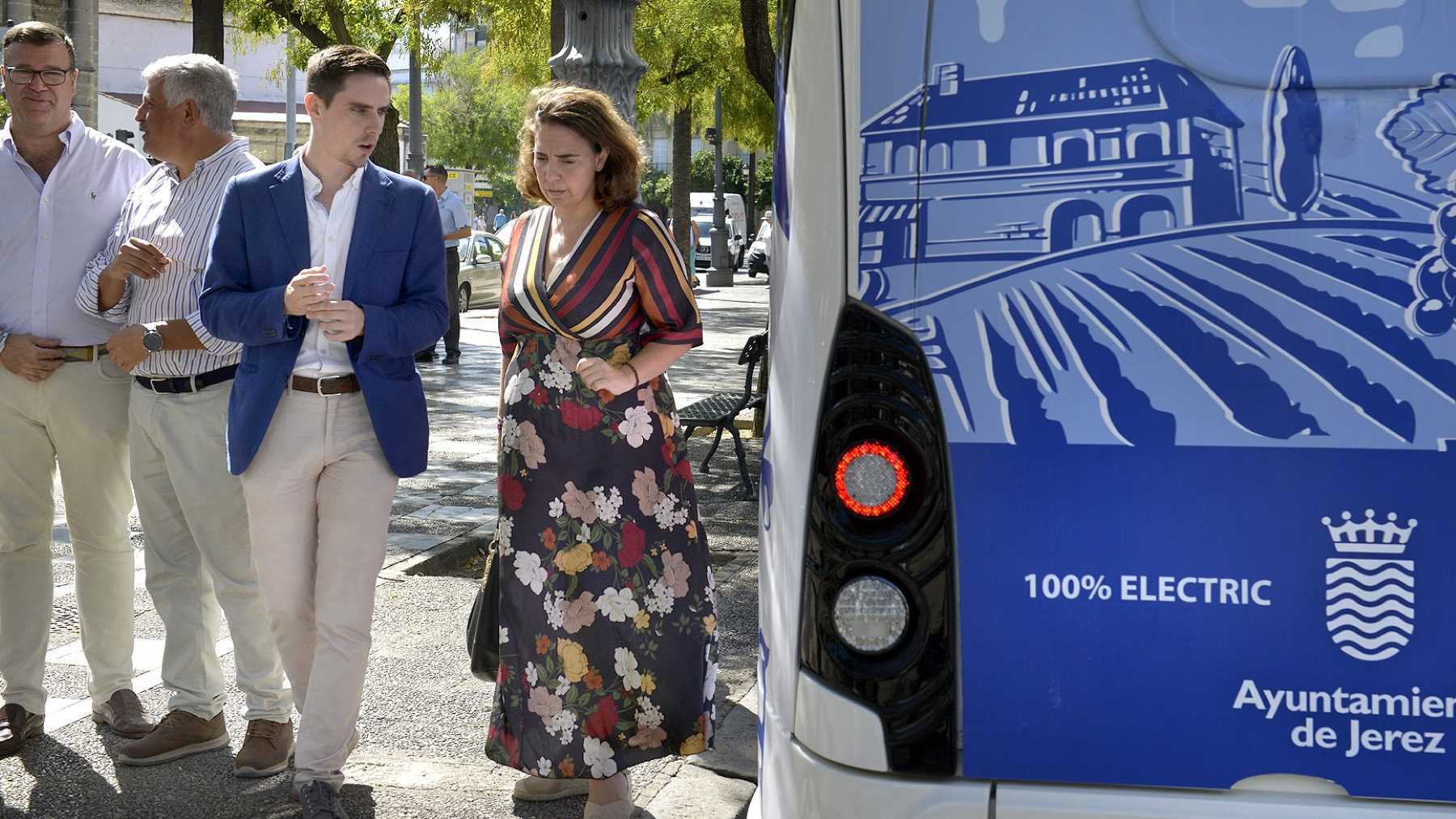 Jaime Espinar junto a un autobús eléctrico